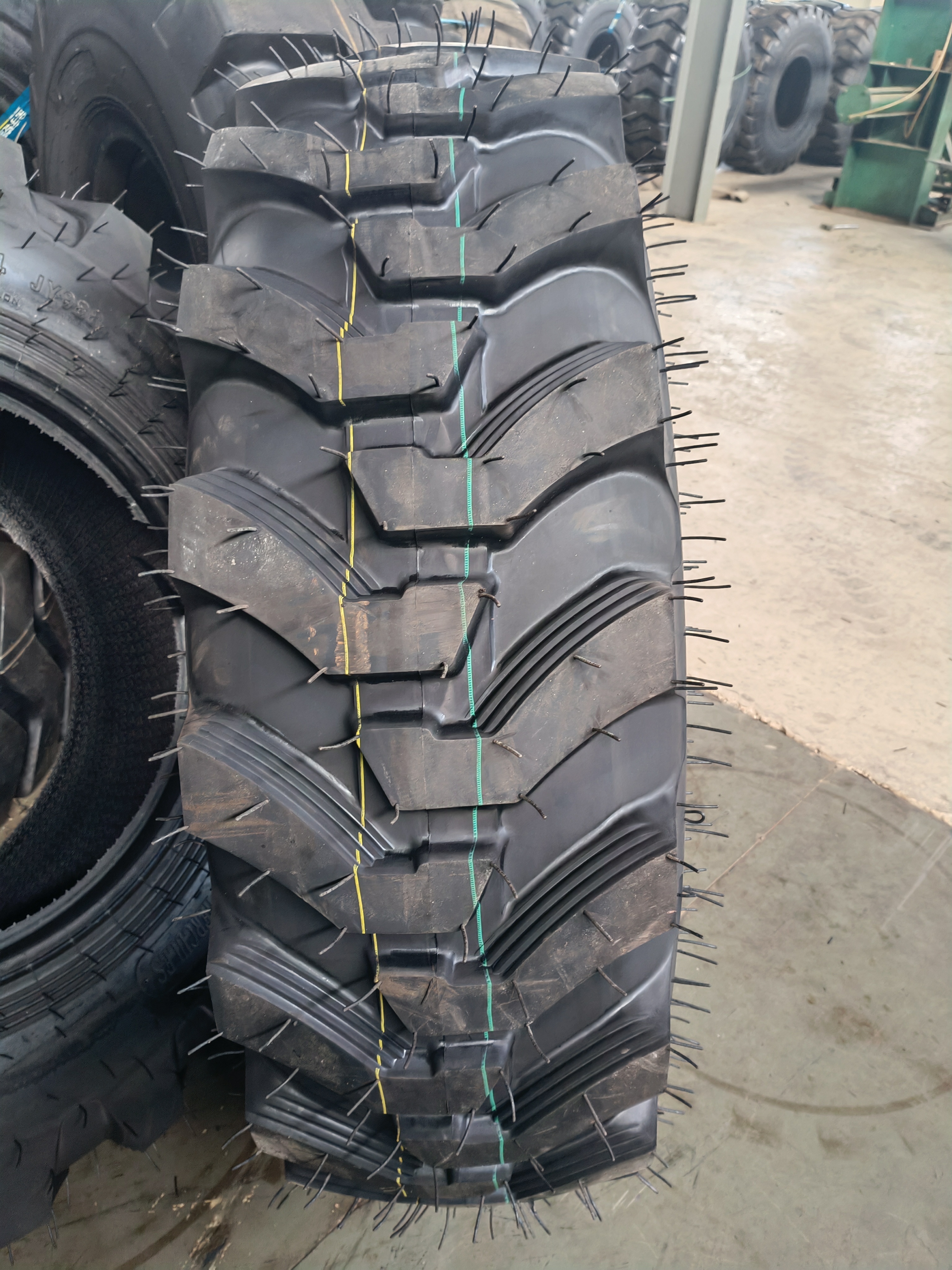 High  quality R-4 pattern Bias Backhoe loader tyre 16.9-28  with good price