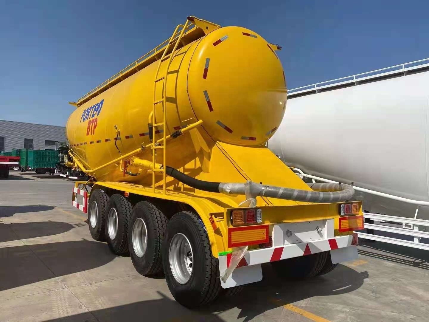 3 Axle 50ton 60ton V Type Fly Ash Cement Bulker Silo Tanker Tank Trailer