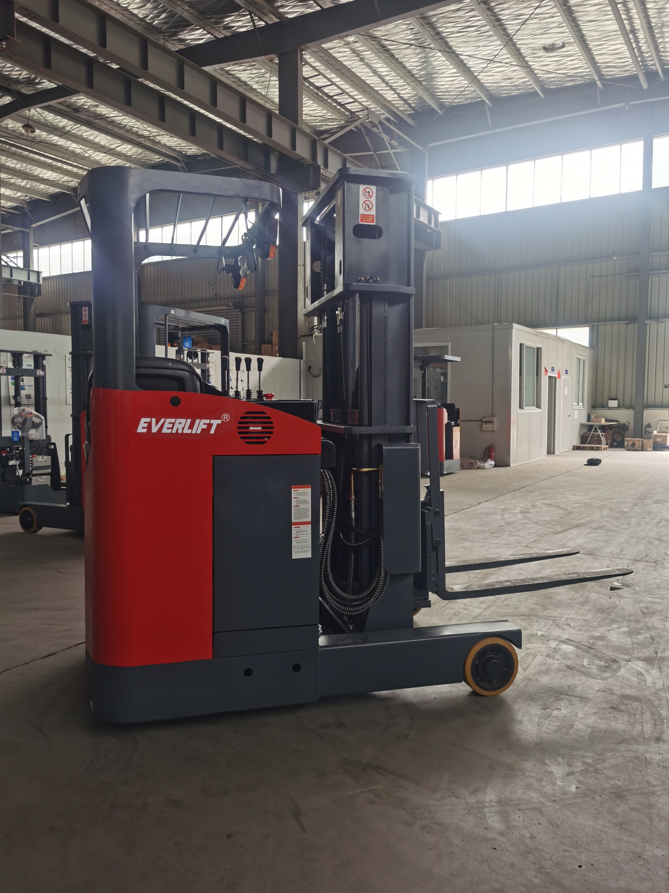 Hot sale economic legness forklift price 1.5ton 2 ton electric reach truck stacker with 6m 7 m triplex mast AC motor