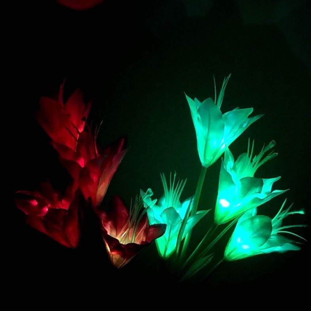 Outdoor Solar Garden Stake Lights Solar Multi-color Changing LED Powered Lights with Lily Flower