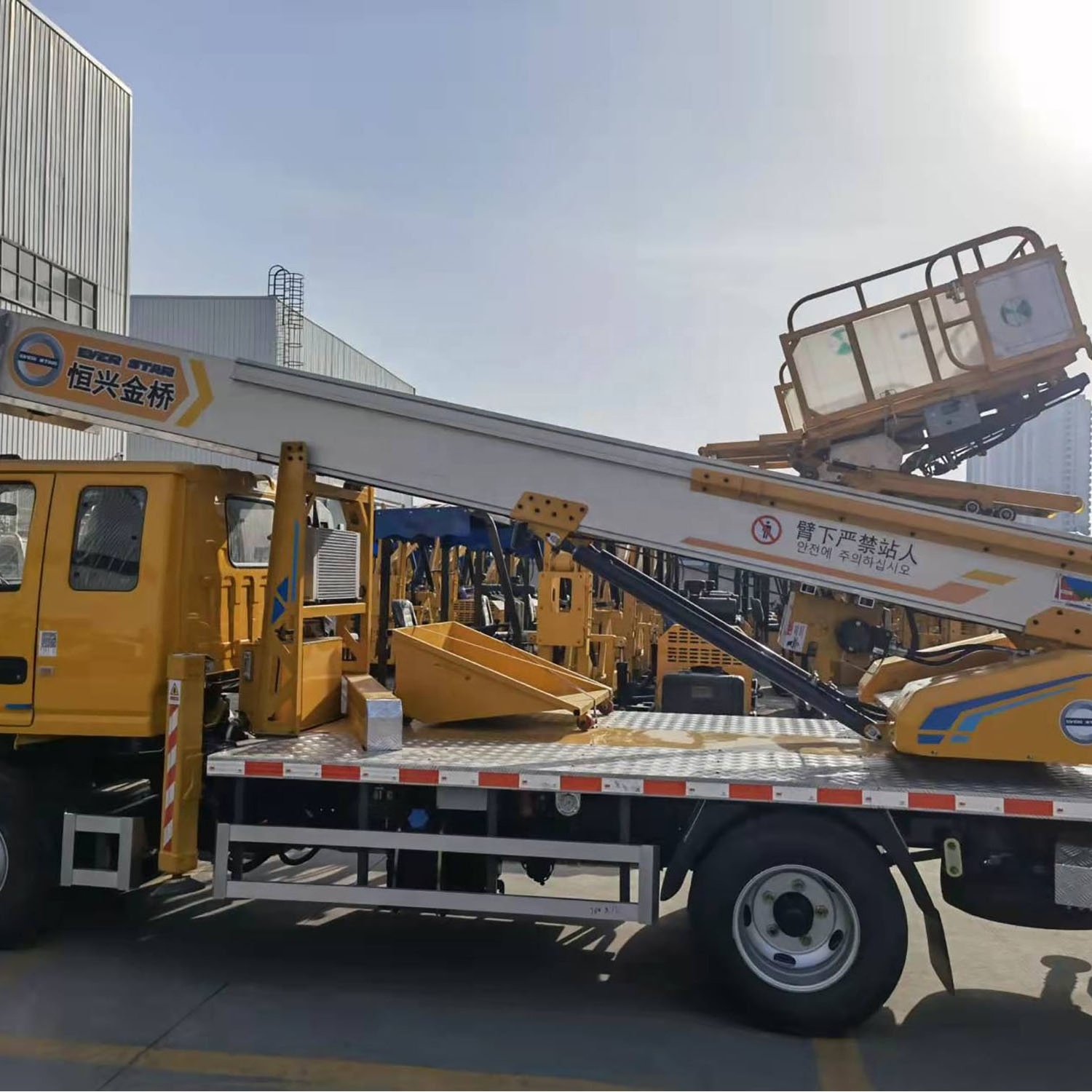 Outdoor Aerial Lift Platform Boom Lift Truck Mounted Cherry Picker Man Lift