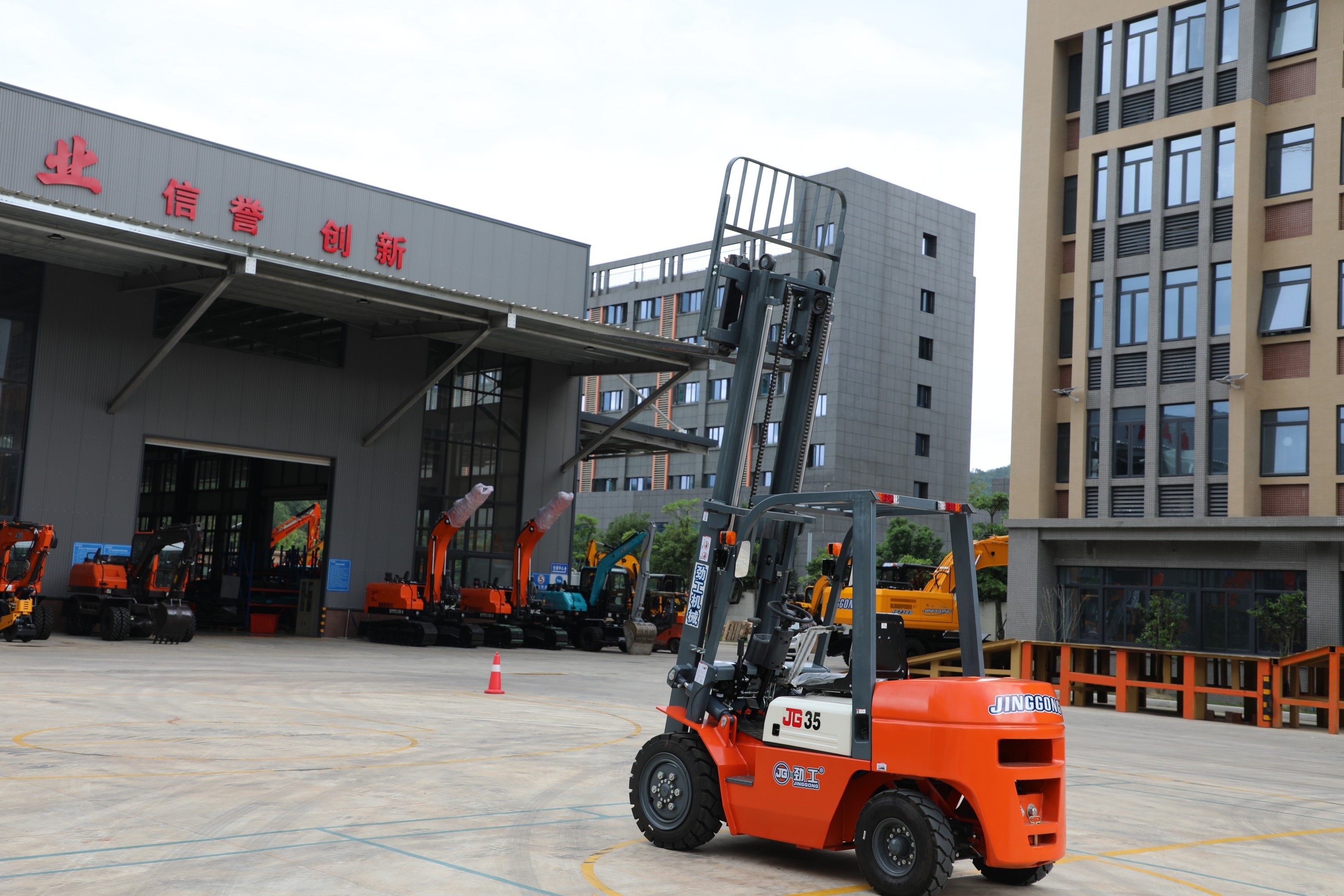 Jinggong Material Handling Machine 3-5m Lifting Height 3-7ton Diesel Forklift with Cushion Tire