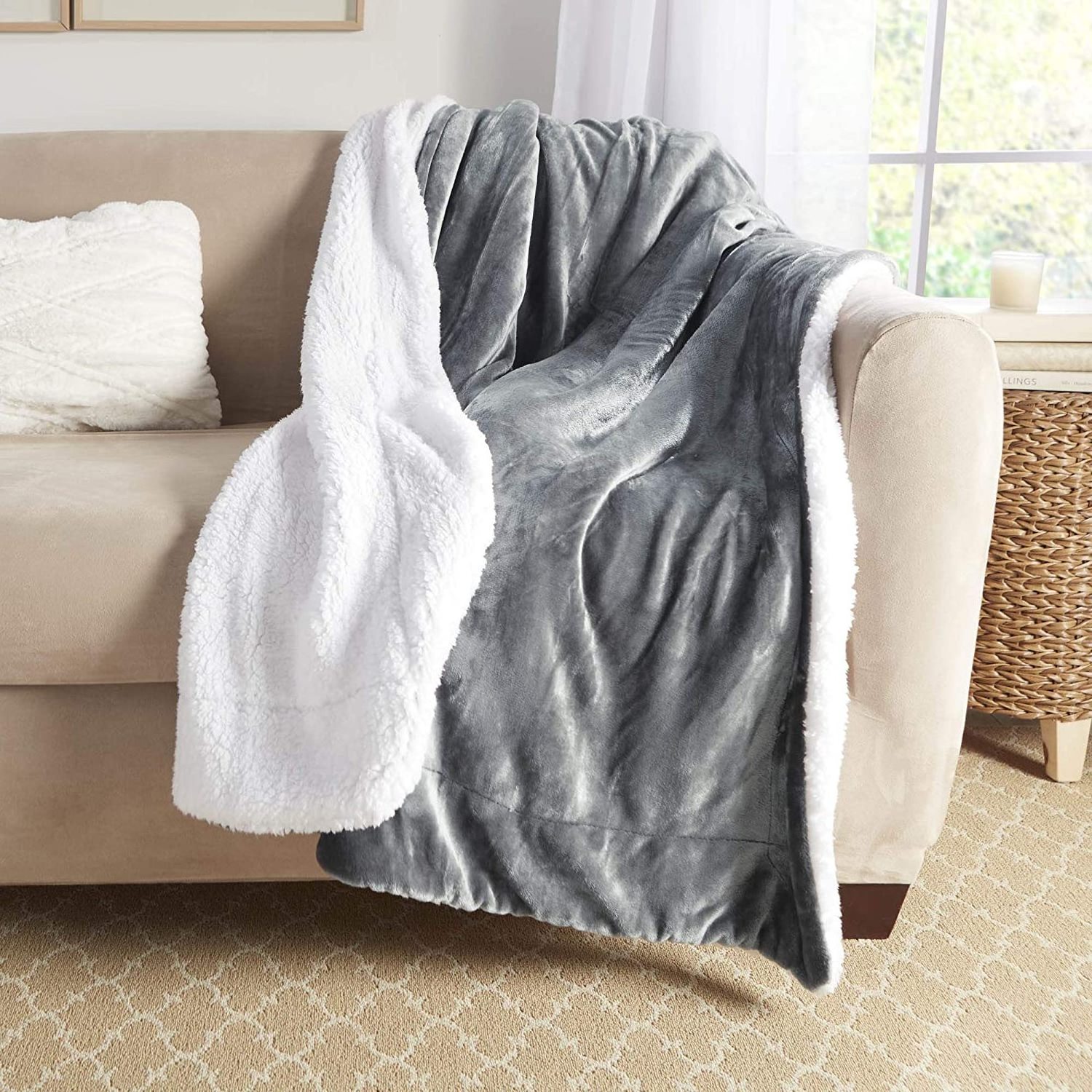 Luxury Super Soft Wearable Flannel Fleece Sofa 100% Polyester Throw Fleece Blanket