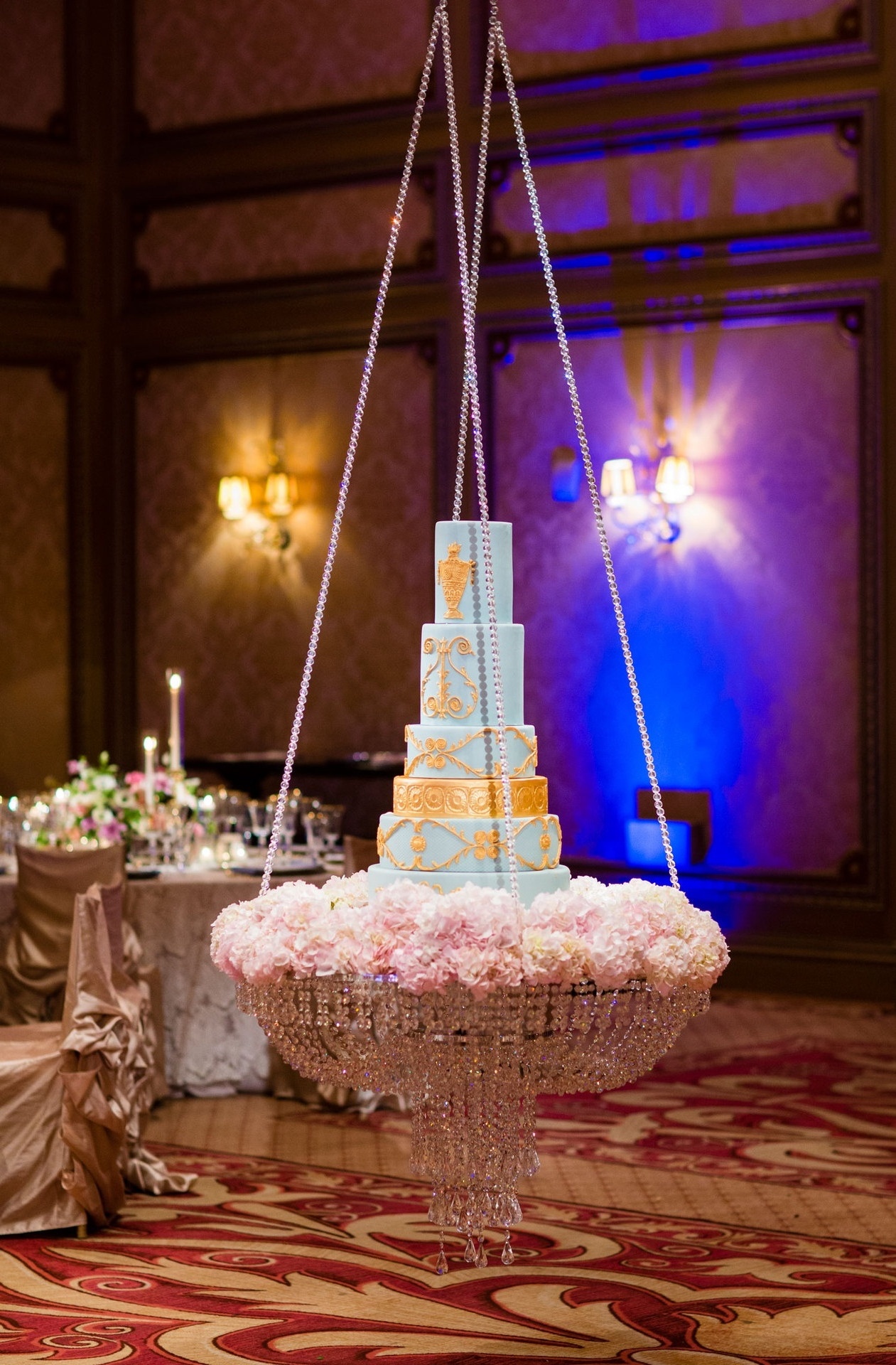 Wedding Cake Stand Crystal Suspended Cake Swing Chandelier Stand Display for Birthday Wedding Party Reception