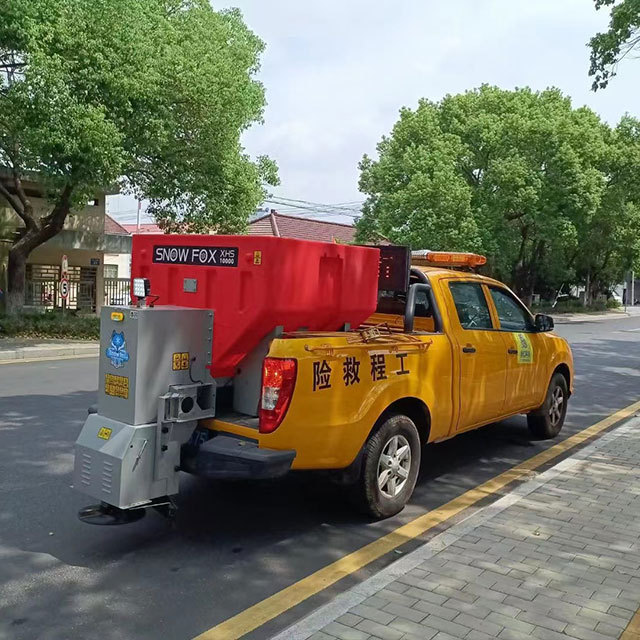 Hot Selling Vehicle Mounted Salt Spreader Asphalt Concrete Road Snow Removing Equipment XHS-10000