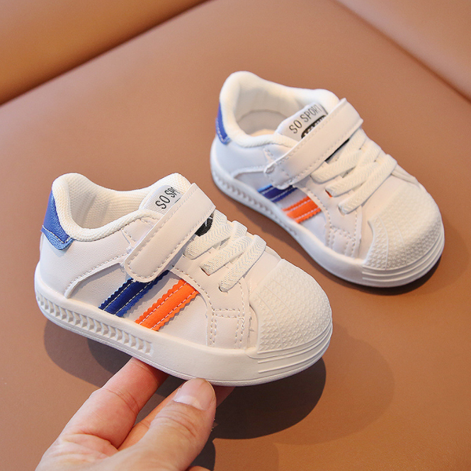 Baby's white walking shoes