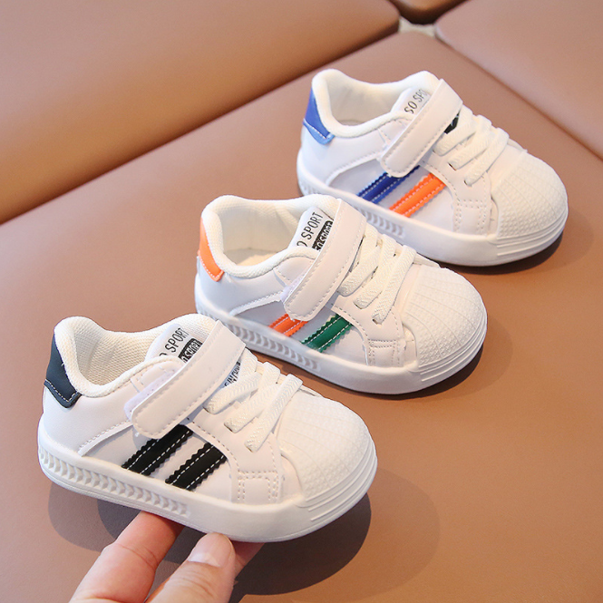 Baby's white walking shoes