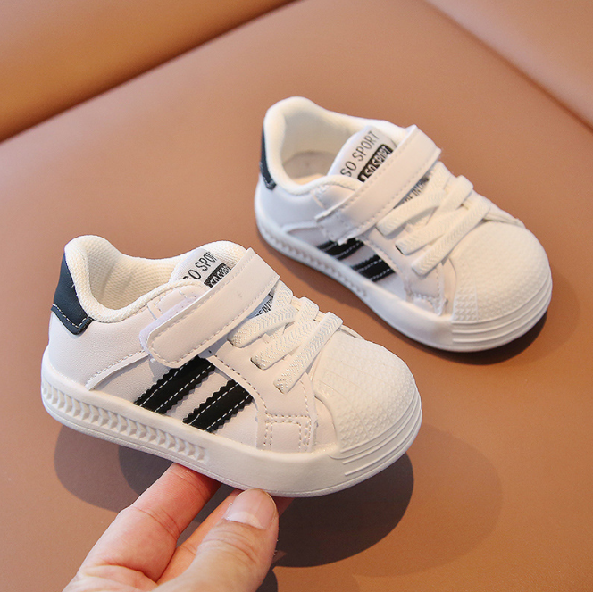 Baby's white walking shoes