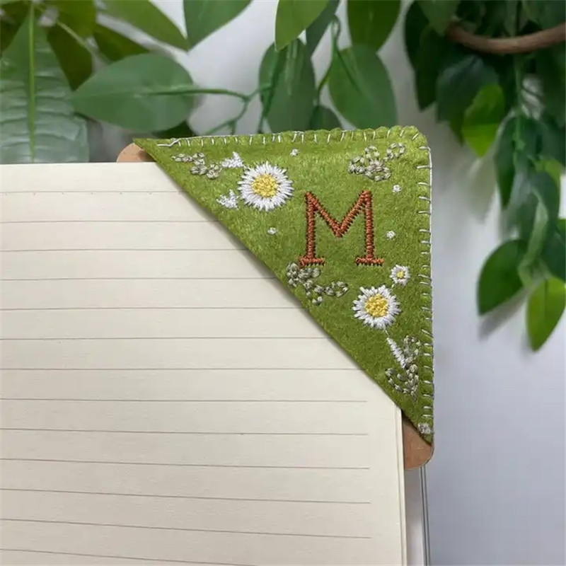 Y10002 Christmas Gift Hand Embroidery Book Corner Personalized Embroidered Flower Alphabet Bookmark