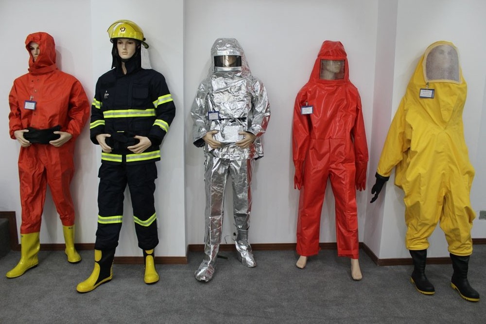 China Manufacturer Fire Entry Suit, Firefighter Clothing, Fireproof Suit for fire fighting