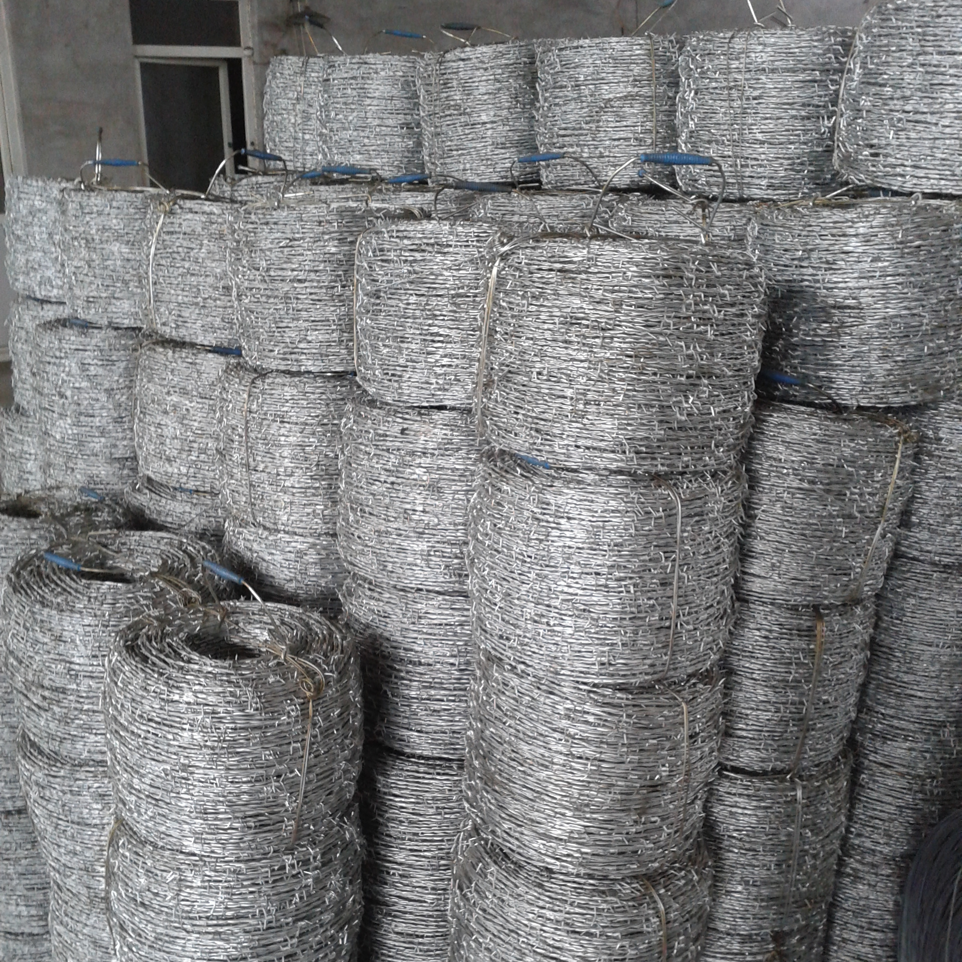 Factory Direct Sales Pvc Coated Hot Dipped Galvanized high tensile 2mm barb wire price per roll in philippines