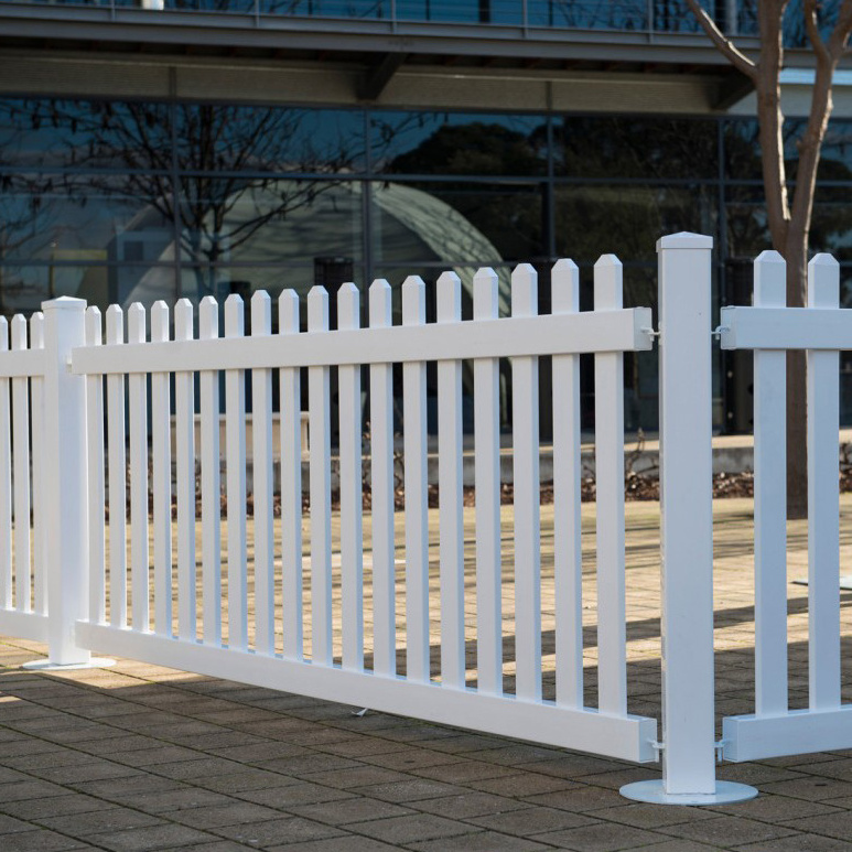 Fentech Cheap Plastic PVC Vinyl Portable Fence With Metal Stand Post Base Feet