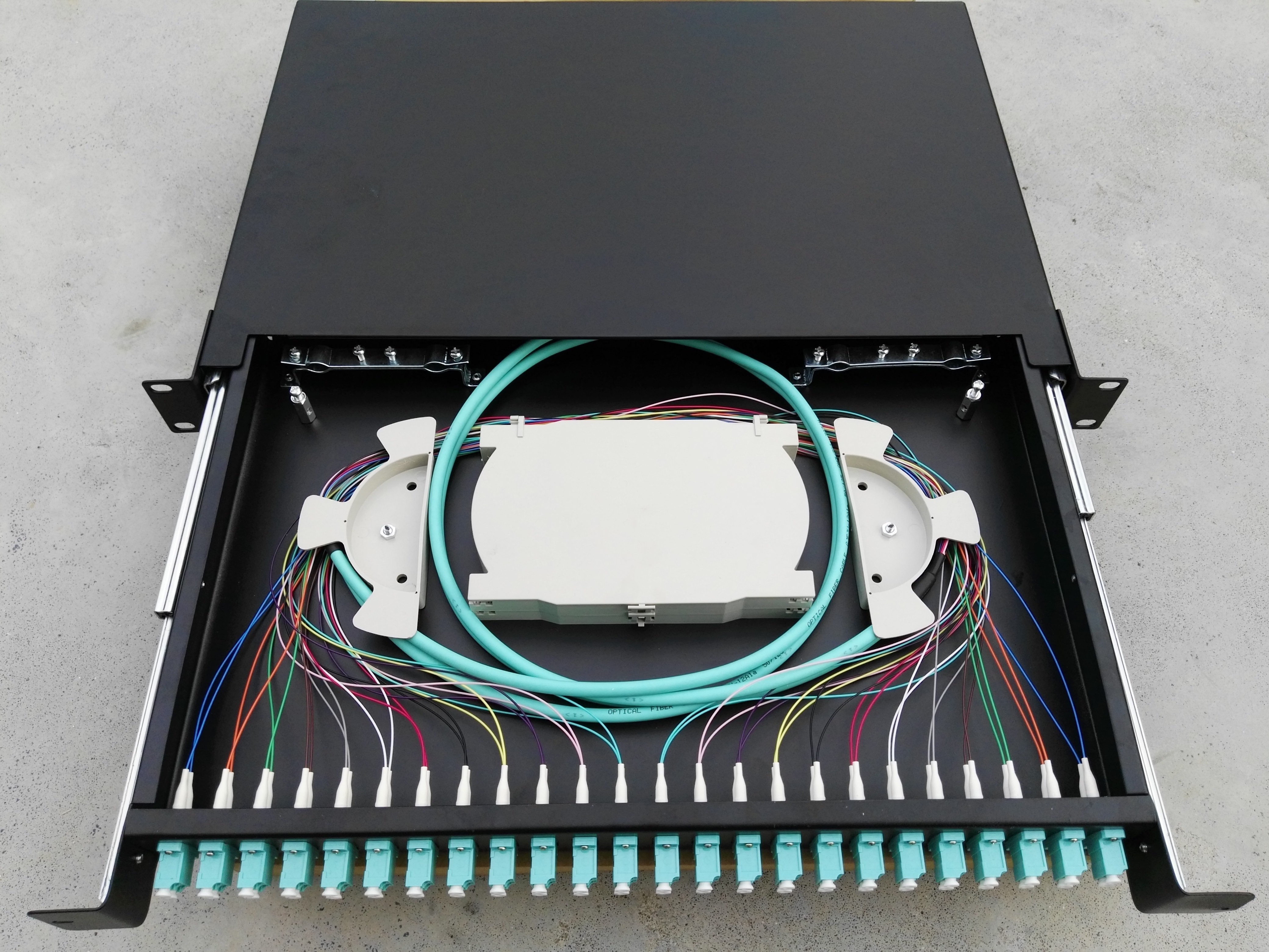 Slide type FTTH Terminal box cold rolled steel material full loaded with cable tray and adapter SC LC