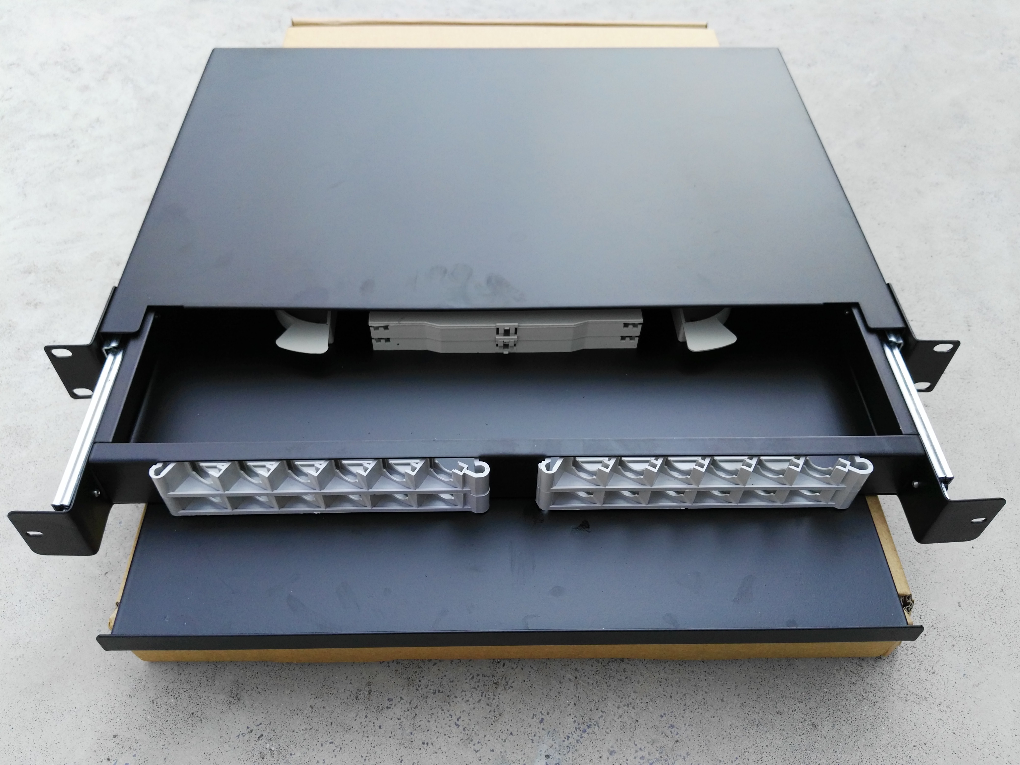 Slide type FTTH Terminal box cold rolled steel material full loaded with cable tray and adapter SC LC