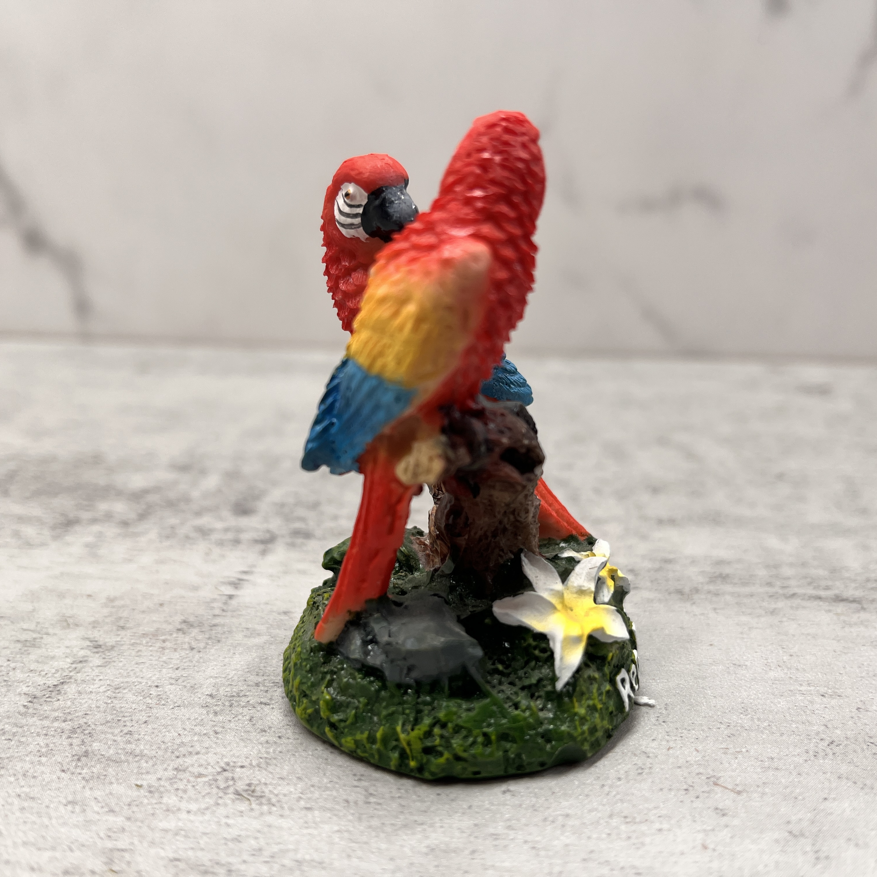 Small Red Parrot Statue 3D Resin Craft with Custom Logo Base Artificial Animal Sculpture for Home Decor Anime Theme Figurine 60g