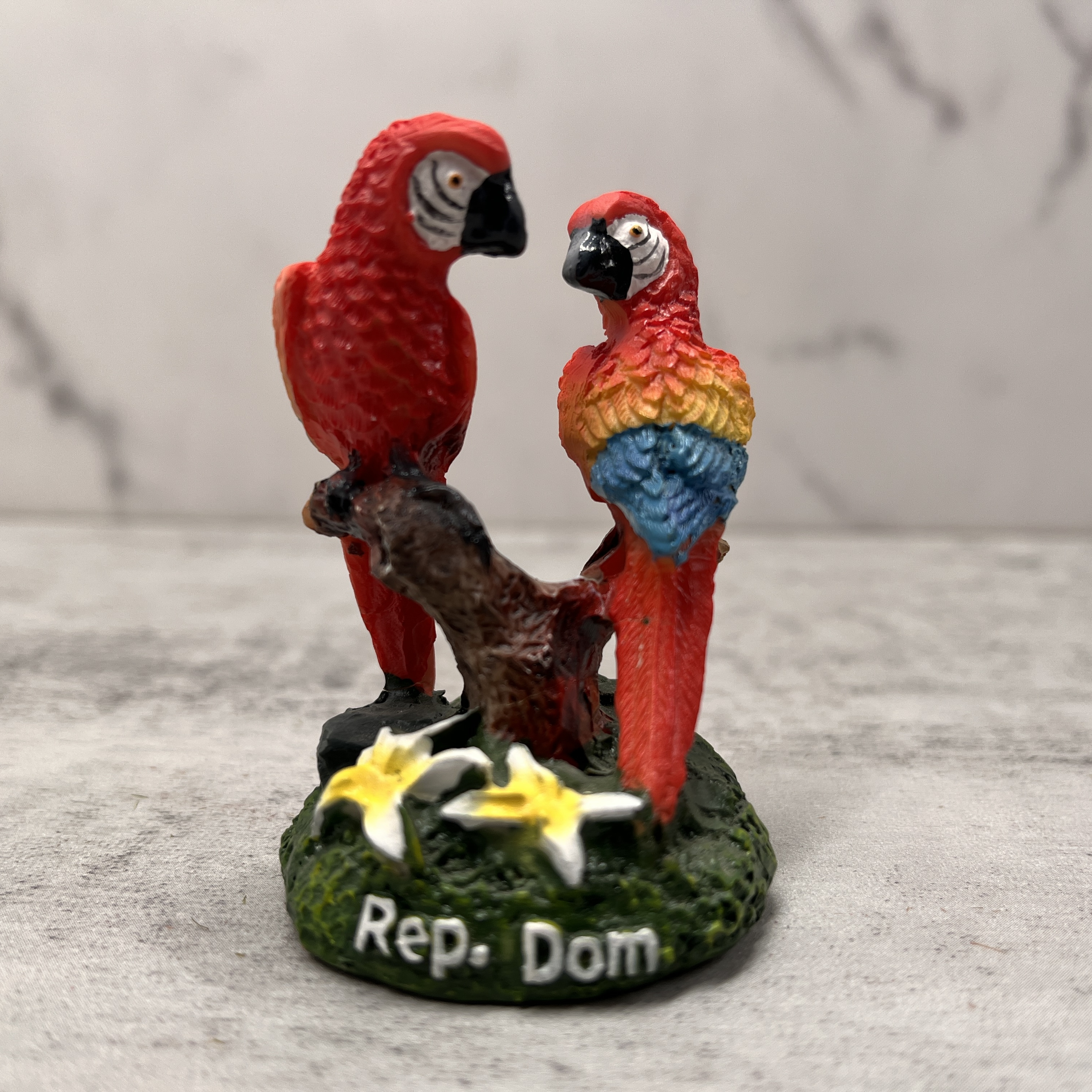 Small Red Parrot Statue 3D Resin Craft with Custom Logo Base Artificial Animal Sculpture for Home Decor Anime Theme Figurine 60g