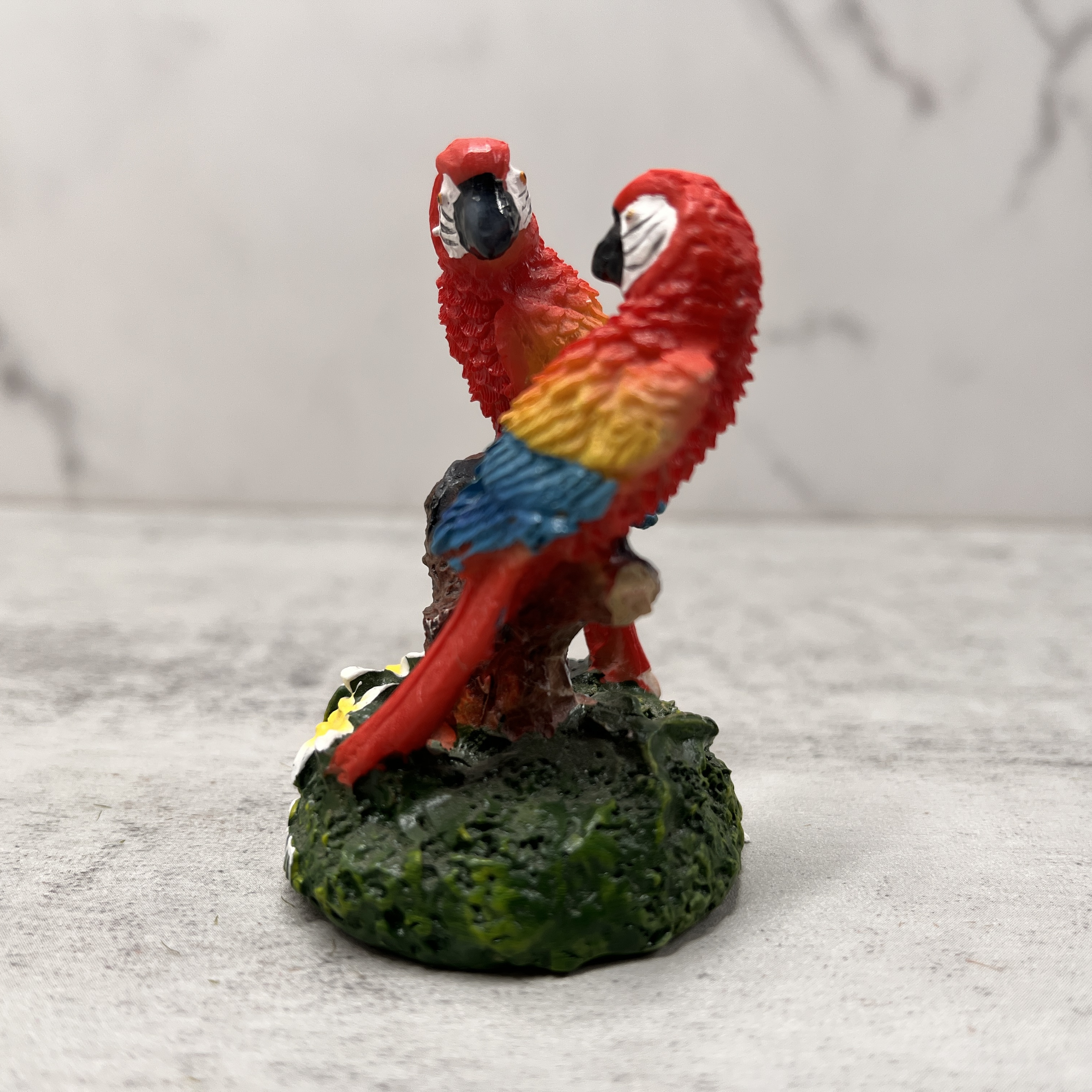 Small Red Parrot Statue 3D Resin Craft with Custom Logo Base Artificial Animal Sculpture for Home Decor Anime Theme Figurine 60g