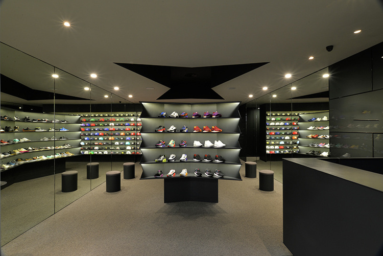 Custom Shoes Shop Design Wholesale Price MDF Metal Paint Sport Shoes Store Wall Display Rack