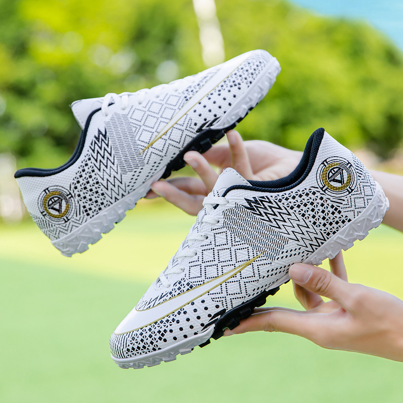 Wholesale hot selling men and women long nails broken nails low top large size sports football shoes  shows man running shoe