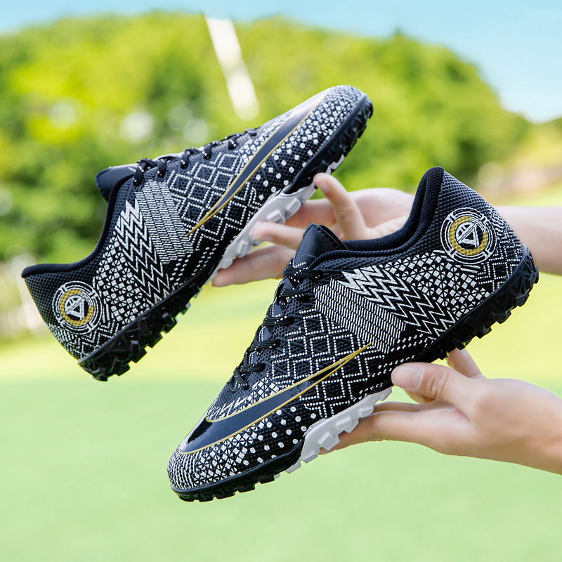 Wholesale hot selling men and women long nails broken nails low top large size sports football shoes  shows man running shoe