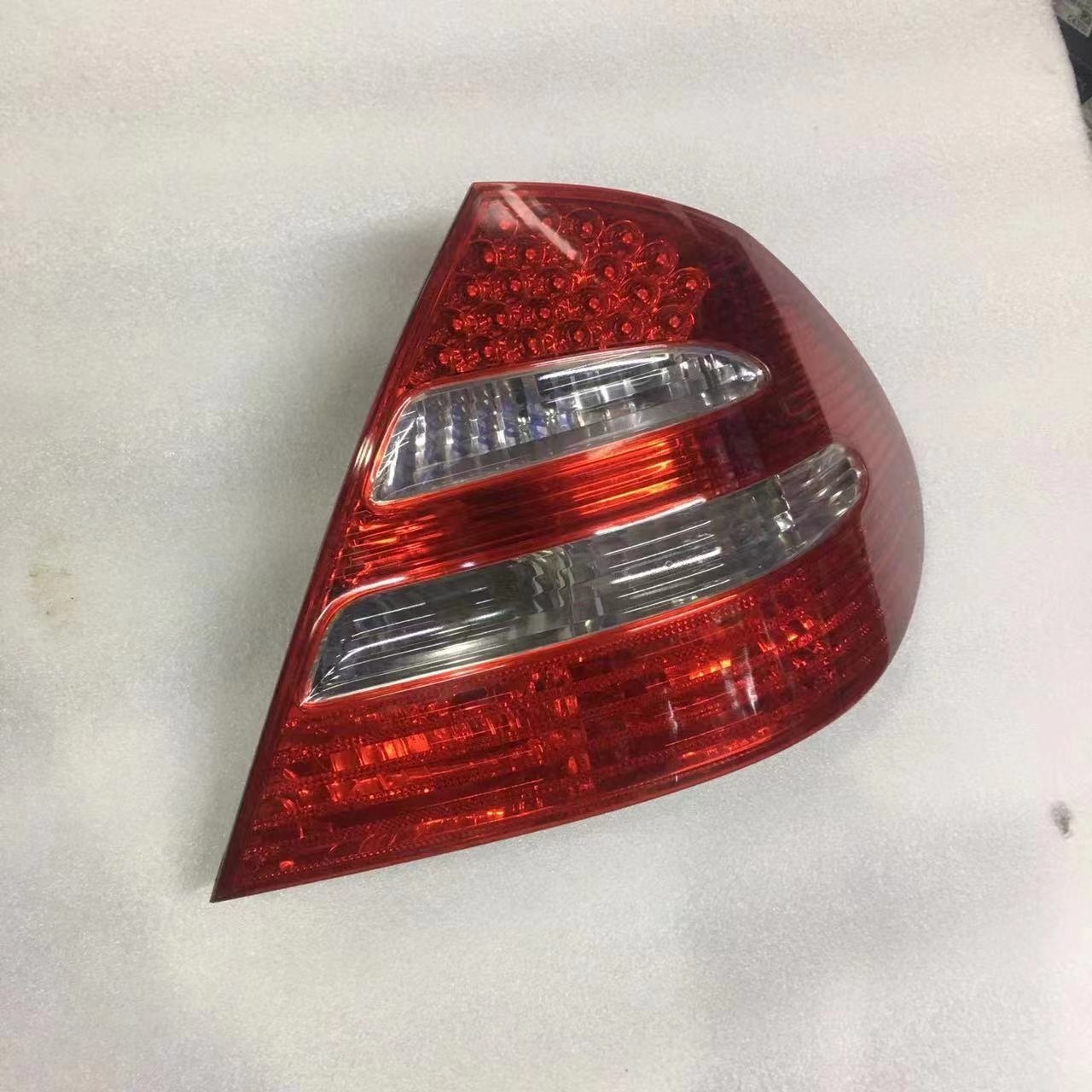 Hot Sales Original  Rear Tail Back Light Lamp With LED  For Mercedes Benz W211 Class  LED  Side Tail Light 2118200664