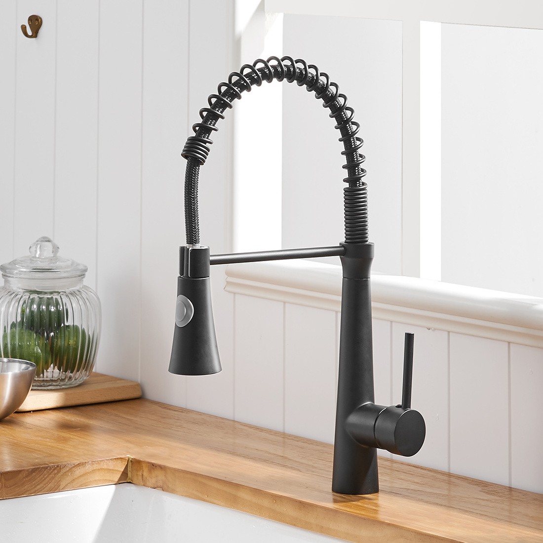 Commercial Kitchen Faucet with Pull Down Sprayer,Single Handle Kitchen Sink Faucet Matte Black