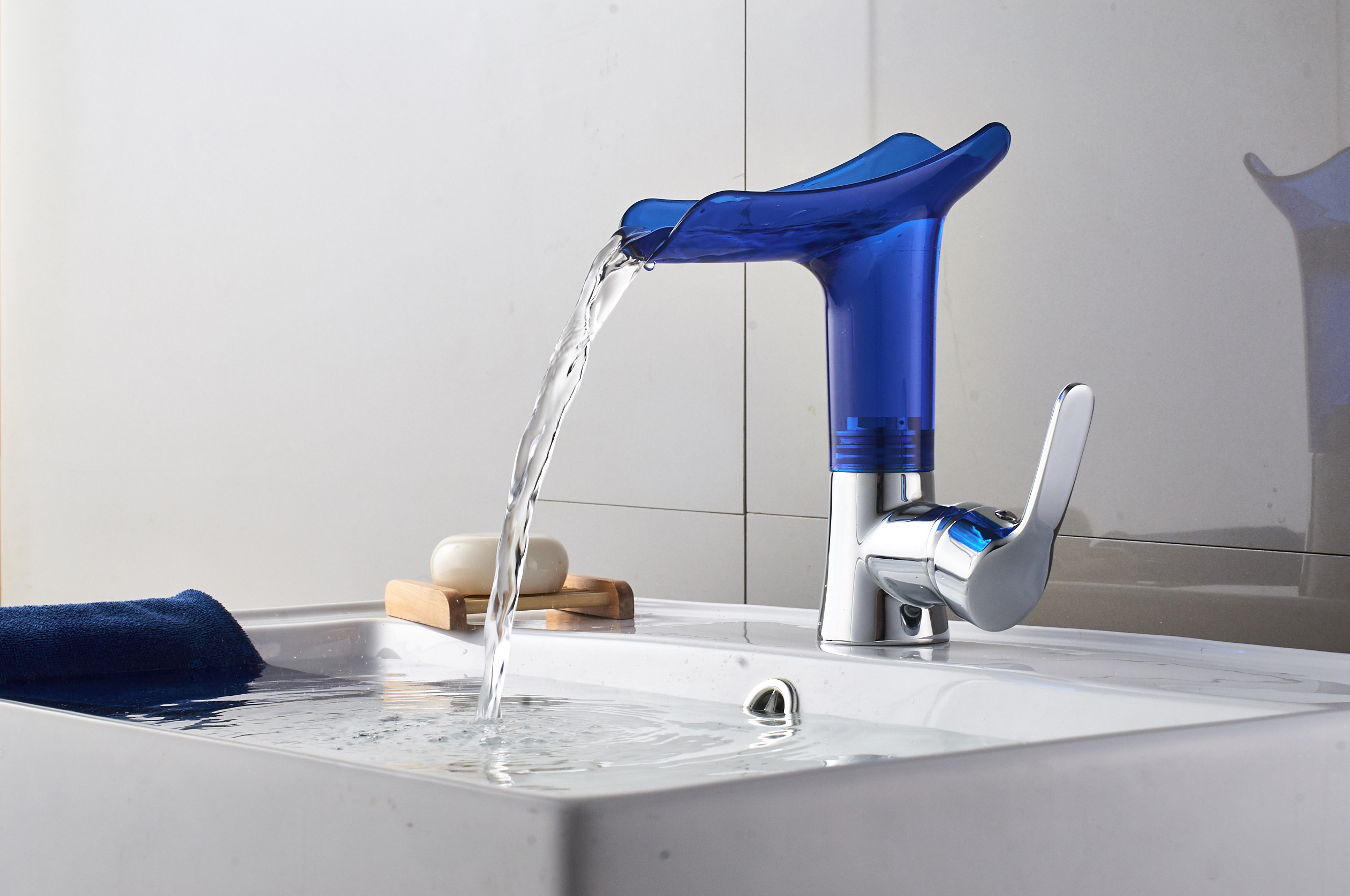 FLG Hot and cold basin faucet Basin faucet on blue Special design water faucet new design