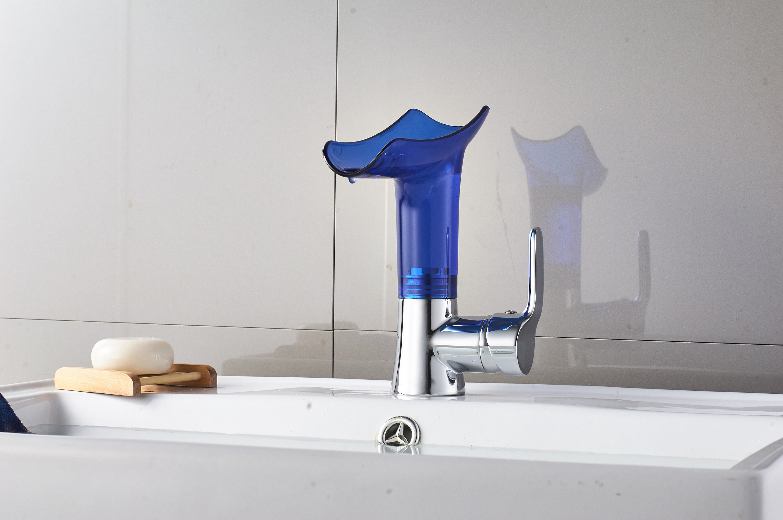 FLG Hot and cold basin faucet Basin faucet on blue Special design water faucet new design