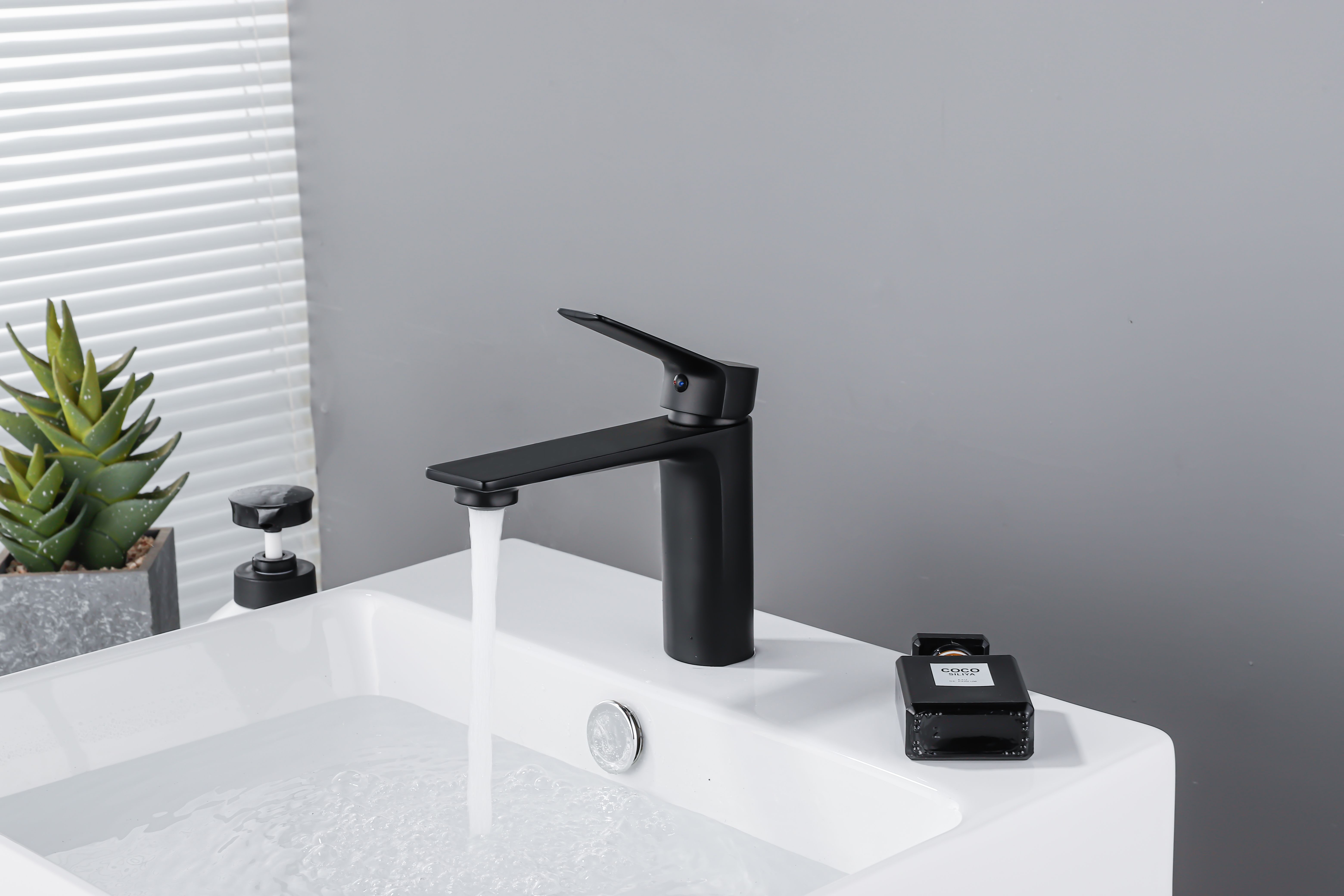 New Arrival  Watermark Certificate Matt Black Single Handle Brass Bathroom Basin Faucet