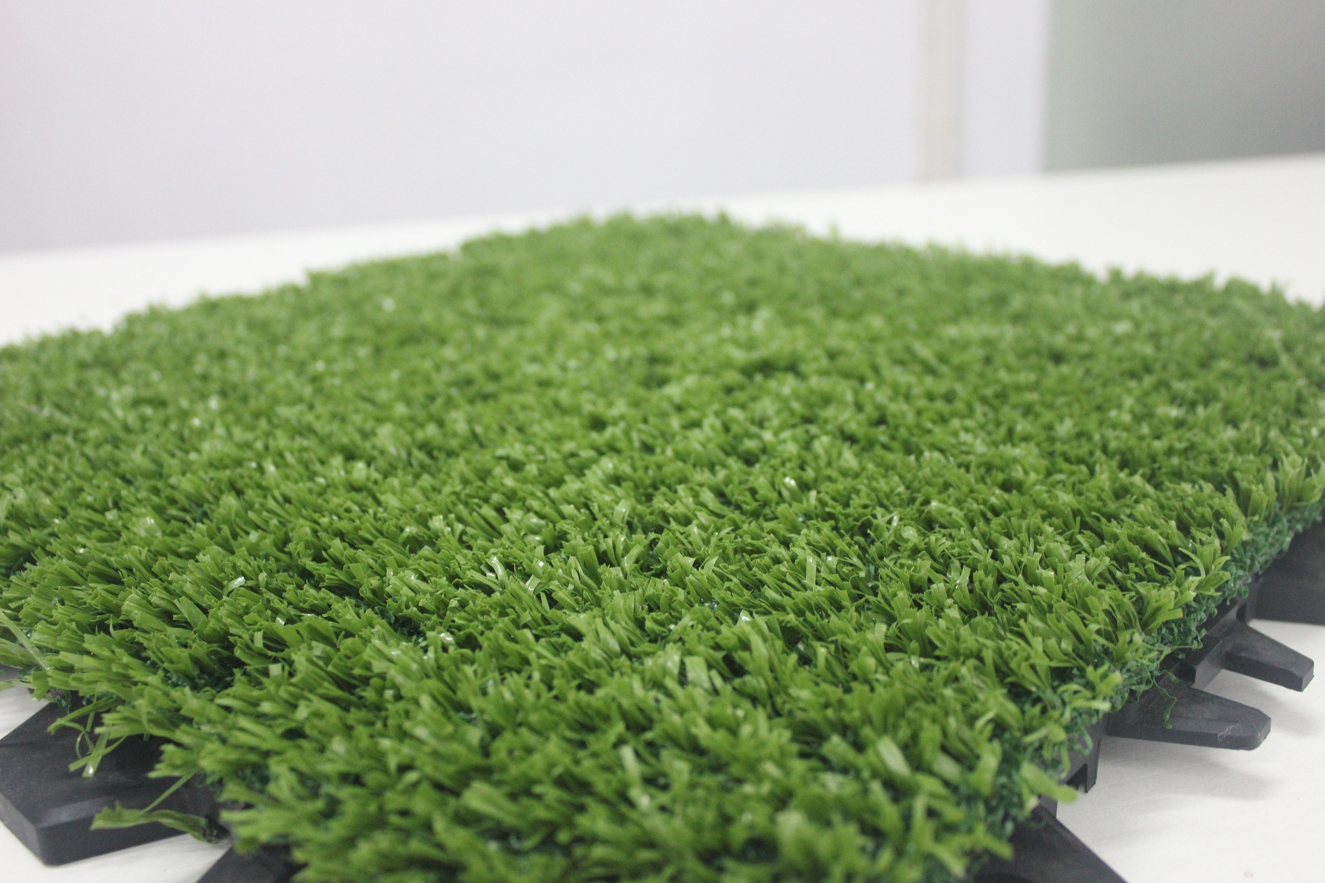 easy to install interlocking sports flooring tiles green artificial turf grass fake grass