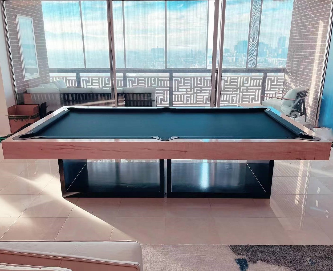 2024 Modern Chinese New Design Custom Luxury 8 Ball Billiard Pool Tables with Leather Pockets and Solid Wood Legs