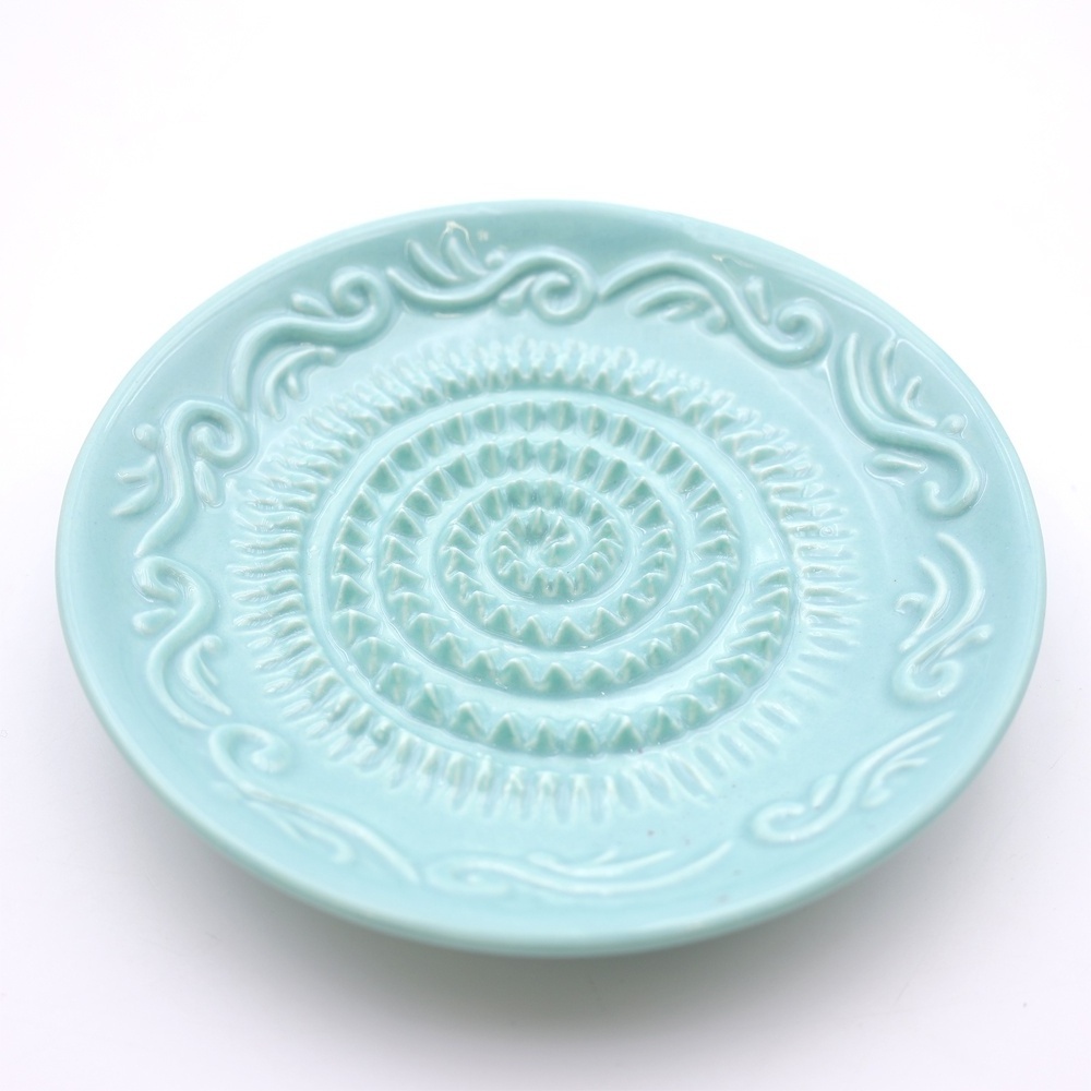 Custom wholesale hand crafted decorative classic relief pattern round ceramic ginger garlic grater plate for kitchen