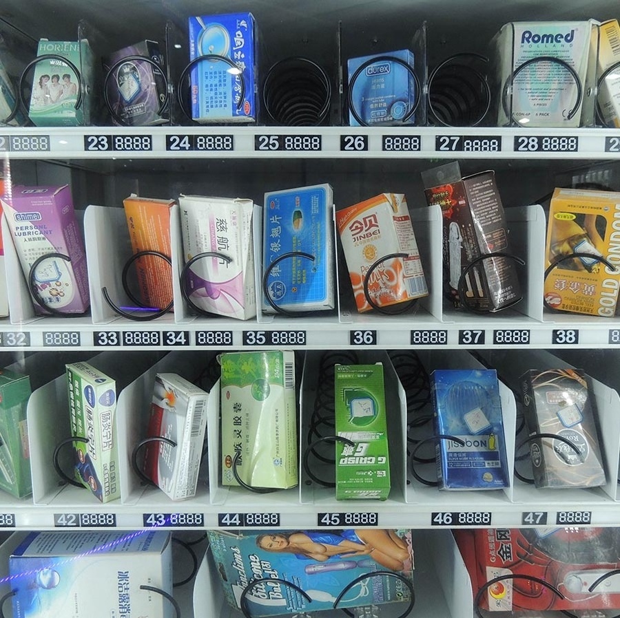 Spiral vending machine for cola drinks and pringles chips