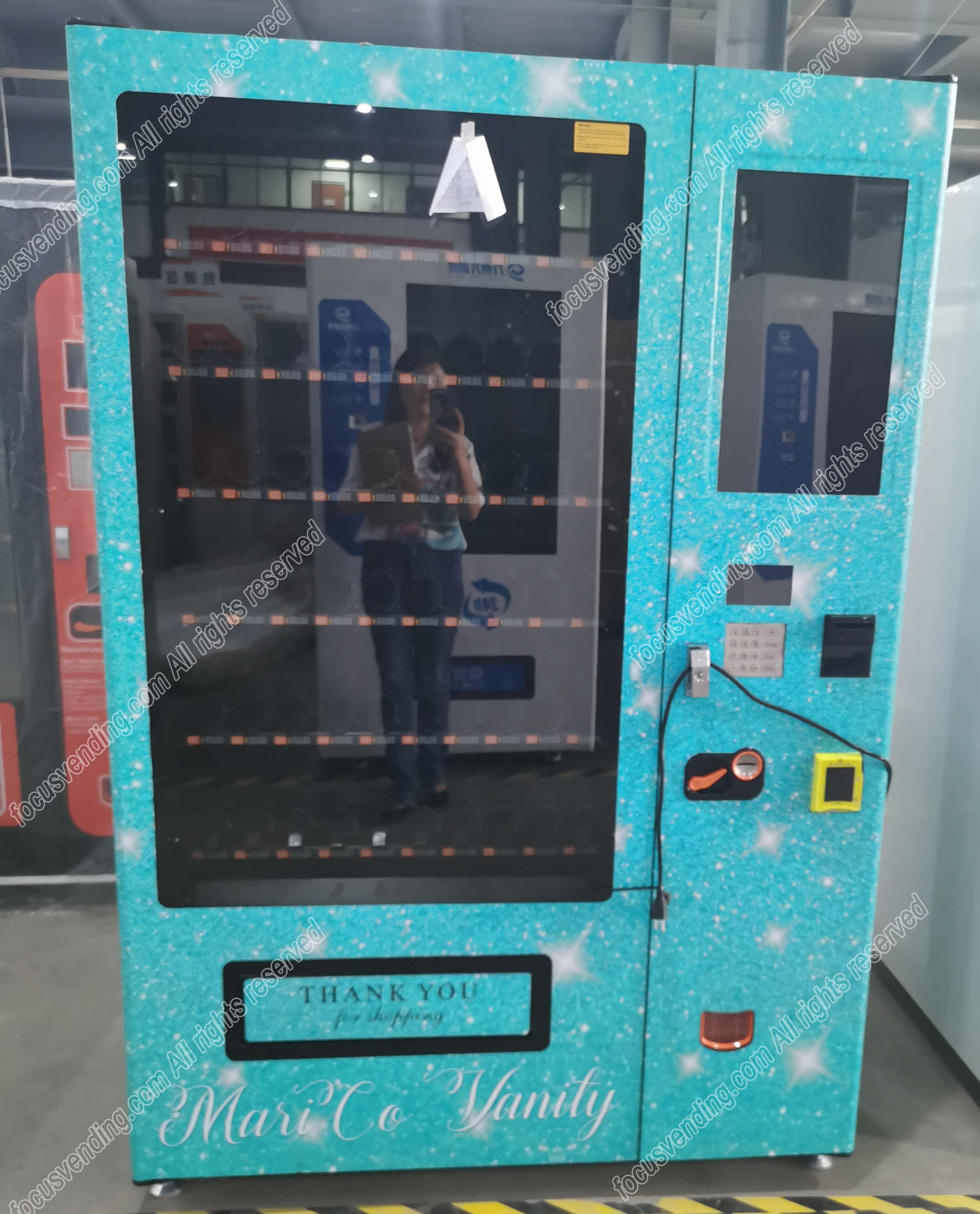 shopping mall hot selling self-service perfume vending machine with touch screen for Europe cashless payment