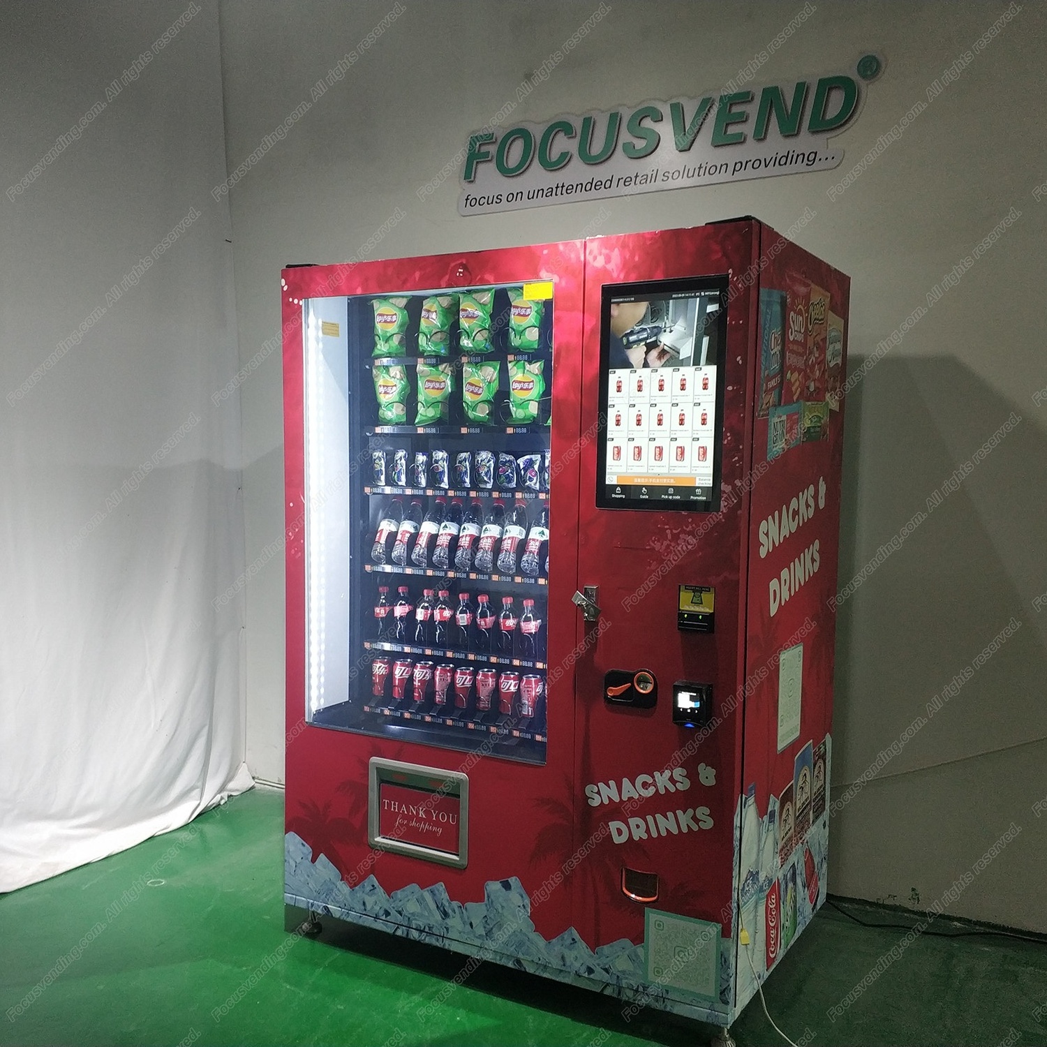 2023 Popular customized retail projects touch screen foot standing vending machine supports lemonade soda water yogurt sale