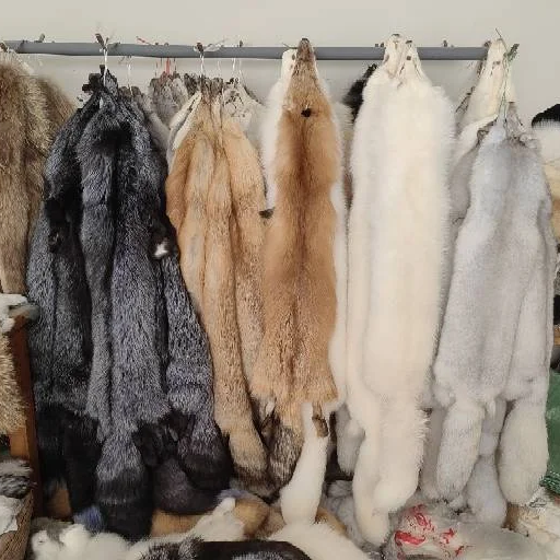 High quality soft Fur Skin Wholesale Supplier Custom Fluffy Luxury Genuine Natural Blue Fox Fur Skins Sliver Fox Skins