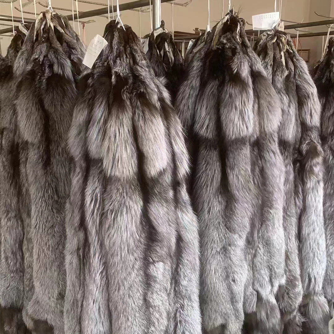 2024 Hot Sale High Quality Warm Shaggy Real Fox Fur Skin Pelts For Women Scarf And Coat Fur Materials