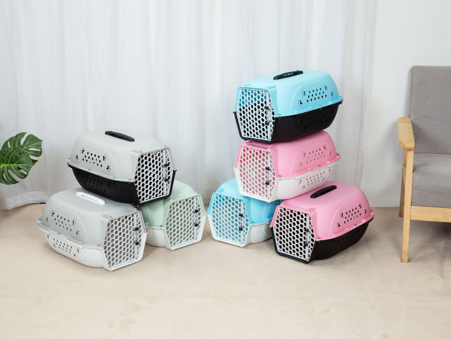 2023 Hot Manufacturer Small Pet Cage Supplier Dog Cages and Carriers House Pets Kennel Cage Portable Plastic Air Box