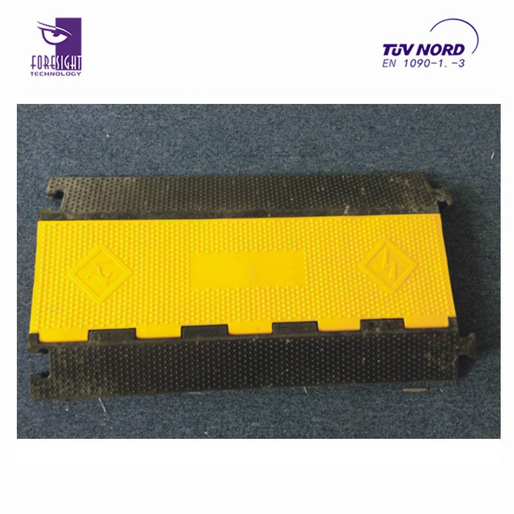 Rubber cable ramp with yellow cover Heavy-duty cable ramp