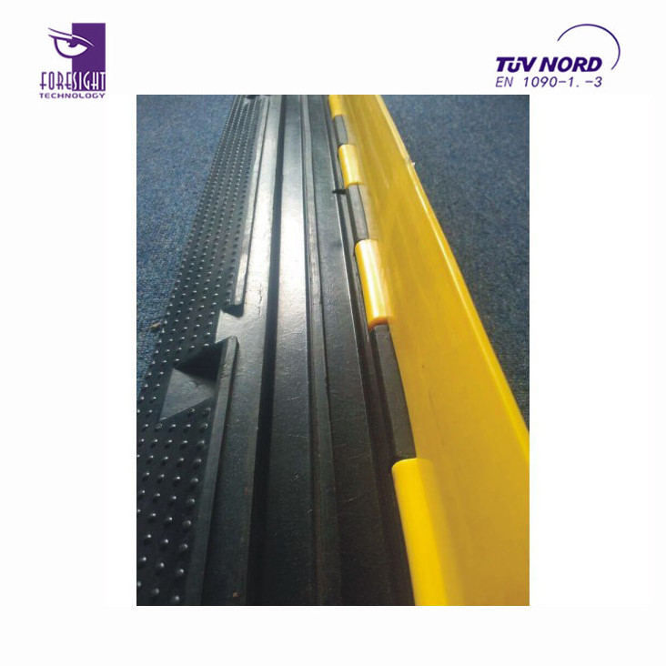 Rubber cable ramp with yellow cover Heavy-duty cable ramp