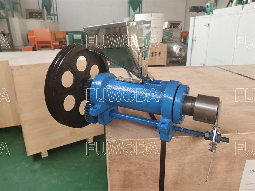 Small type 30-40kg  fish feed extruder head without motor floating fish feed making machine