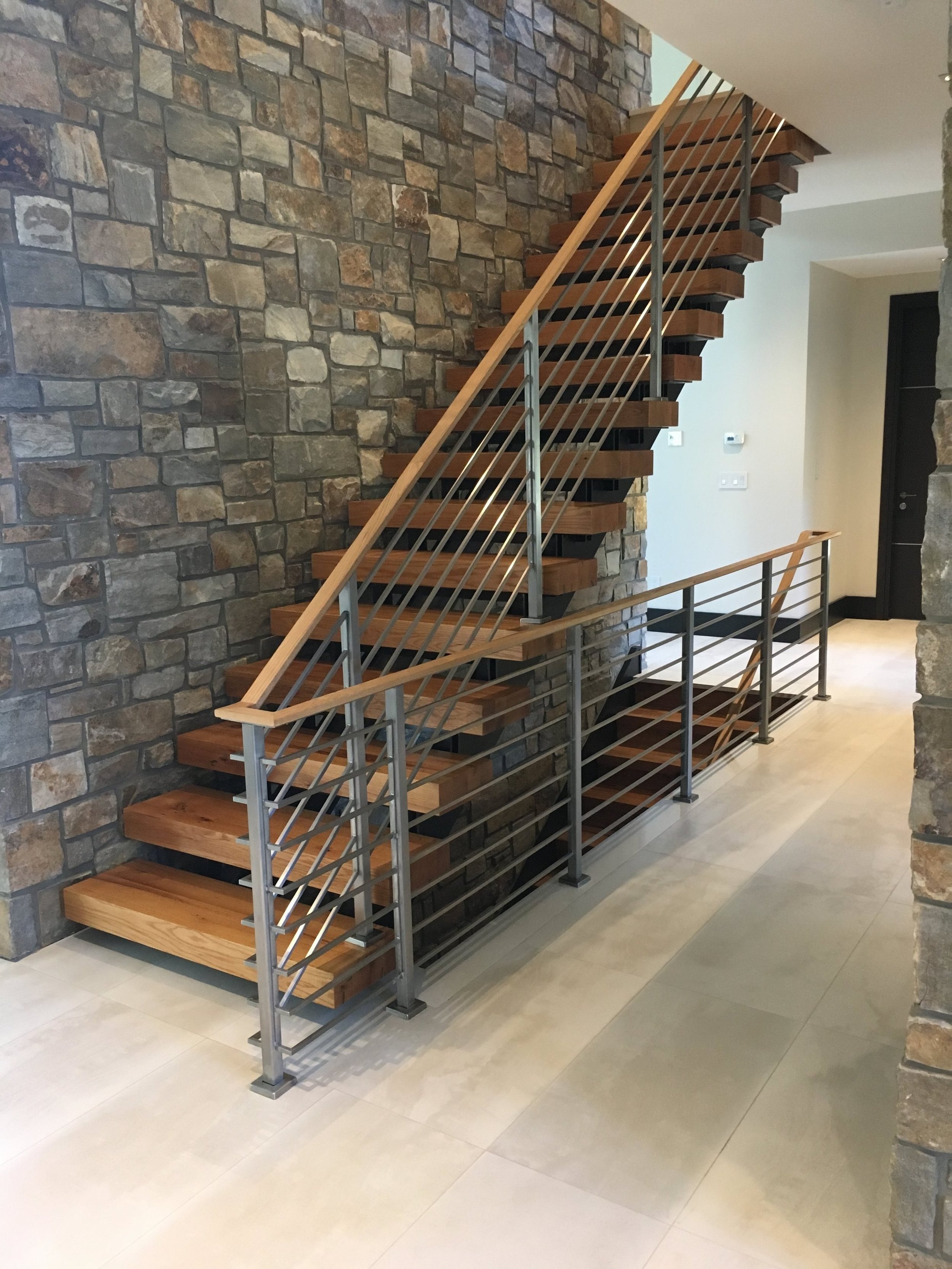 ECT Modern Solid Wood Treads Steel Plate Glass Railings Solid Wood Stairs