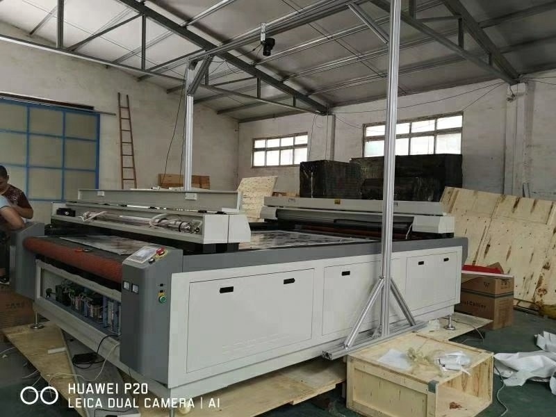 fabric cloth co2 laser cutting machine dual laser heads 1820 100w CCD camera with auto feeding system for nonmetal