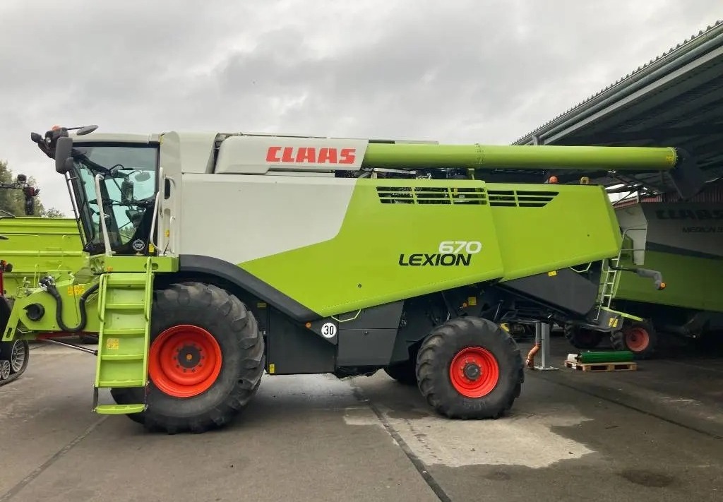 high performance machine 584HP harvester Ready To Ship Worldwide Combine harvester CLAAS LEXION 8700 For Sale