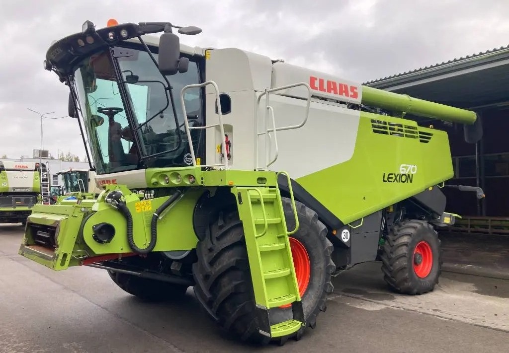 Cheap Combine harvester CLAAS LEXION 8700 high performance machine 58HP harvester Ready To Ship Worldwide