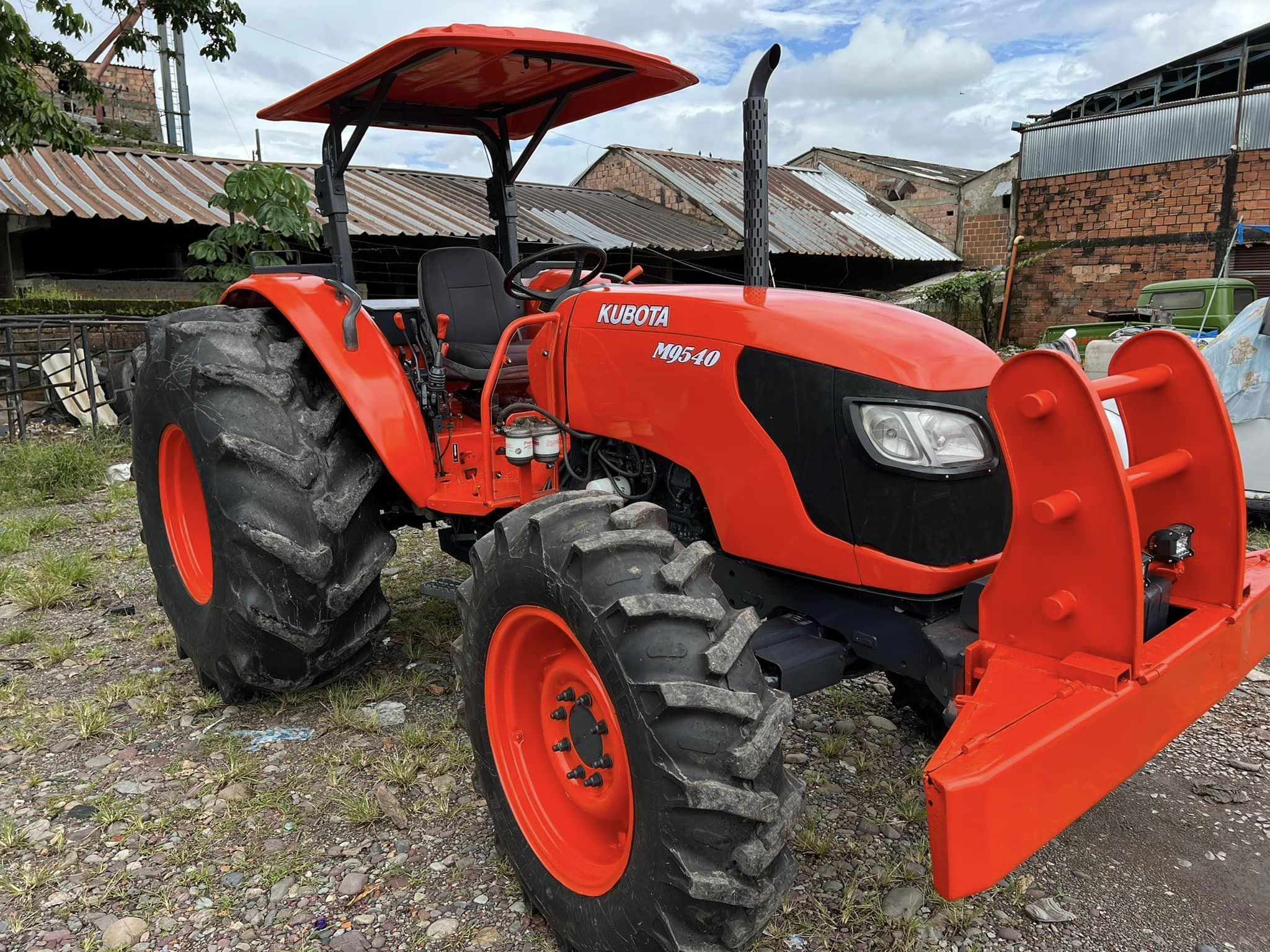 Cheap second hand Kubota Tractor M9540 - Kubota 95 HP, 4-cylinder Kubota Diesel engine