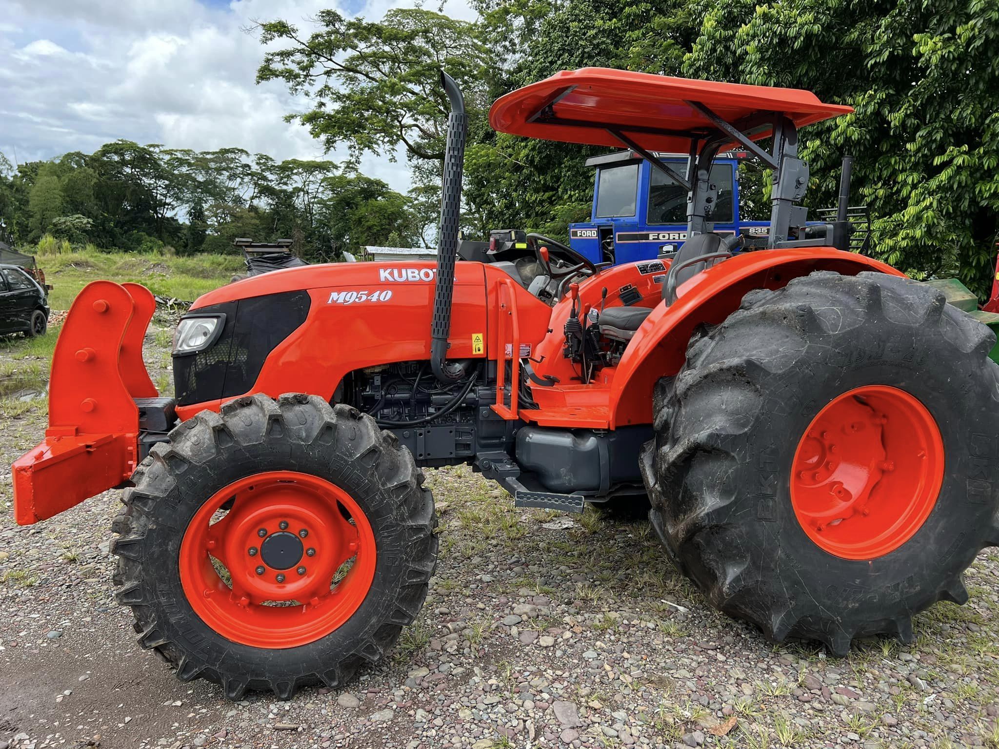 Cheap second hand Kubota Tractor M9540 - Kubota 95 HP, 4-cylinder Kubota Diesel engine