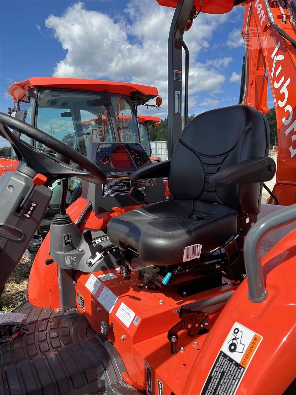 Hot selling KUBOTA M62 TLB front loader and BACKHOE attached complete kubota tractor