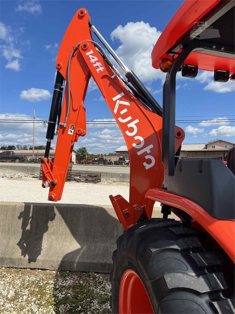 Hot selling KUBOTA M62 TLB front loader and BACKHOE attached complete kubota tractor