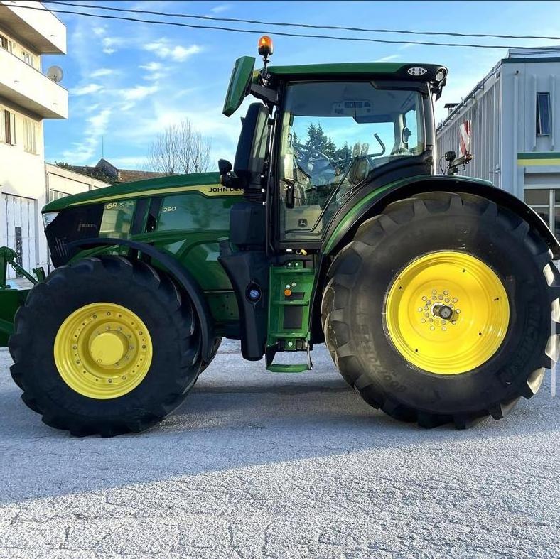 Fairly Used John Dee Farm tractors / John deee agricultural tractor, lawn tractor, John Deere Zero-Turn Mower